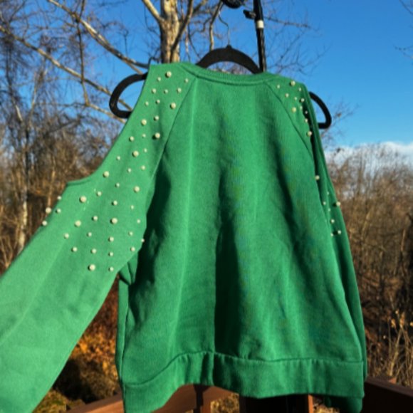 NY&C medium pull over sweater with cut out shoulders and pearl details - Picture 3 of 3